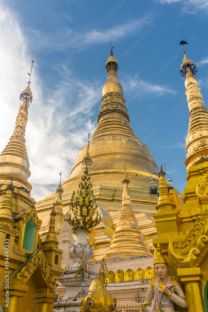 Fototapeta premium Shwedagon Pagoda w Yangon, Myanmar.