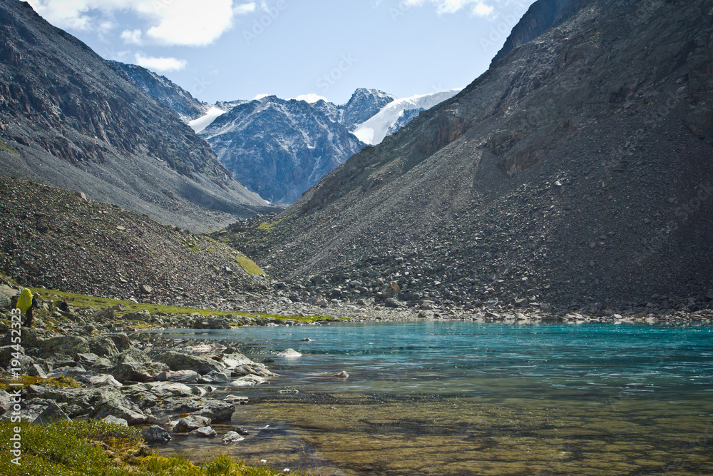 Obraz premium Beautifull valley with view to mountains and turquoise lake