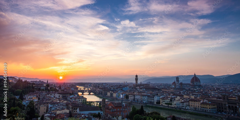 Fototapeta premium Zachód słońca nad mostami na rzece Arno we Florencji