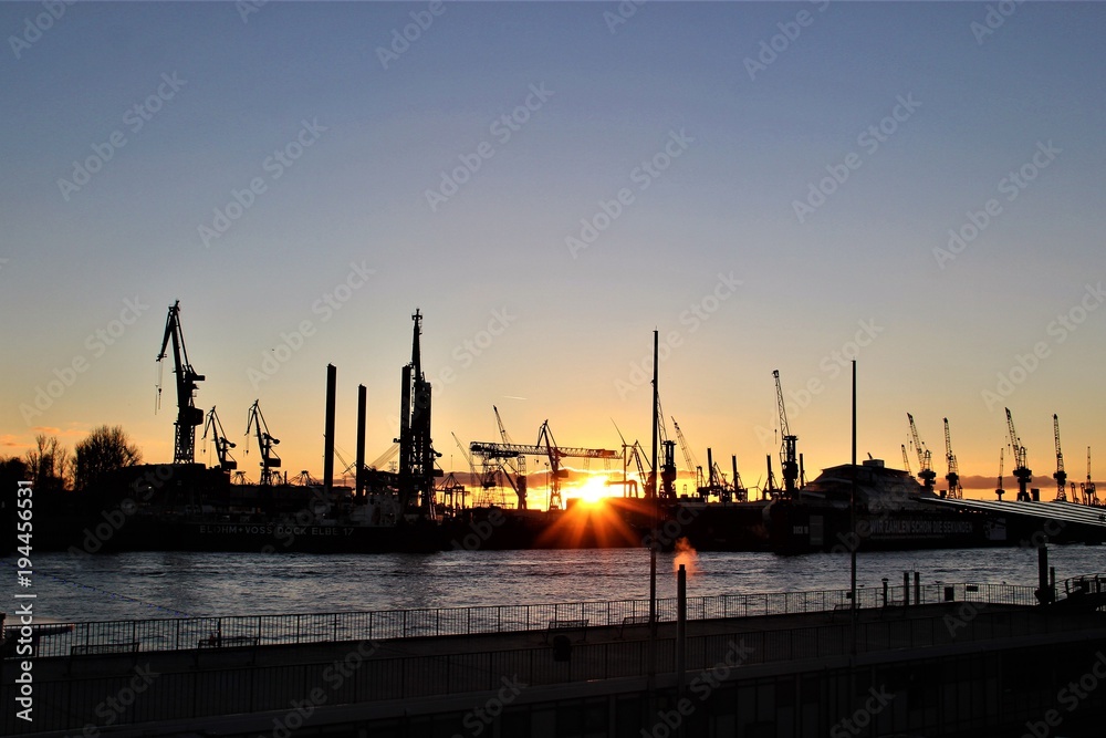 Sonnenuntergang an den Landungsbrücken, Hamburg