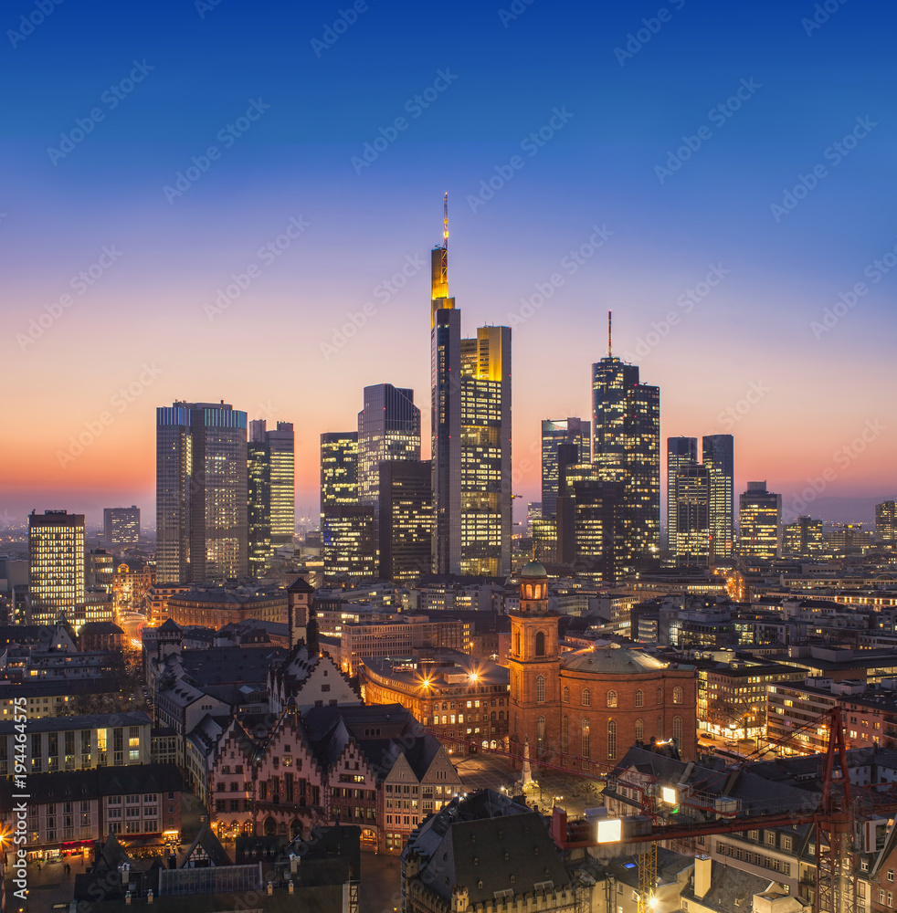 Fototapeta premium Gród we Frankfurcie nad Menem w nocy, widok z lotu ptaka