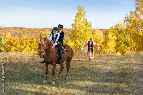 Татарские мужчина, женщина и мальчик на коне 9