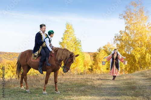 Татарские мужчина, женщина и мальчик на коне 8 photo