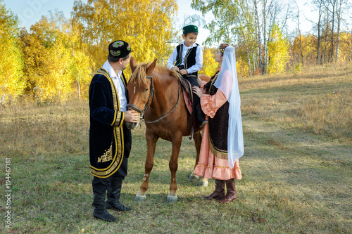 Татарские мужчина, женщина и мальчик на коне 4