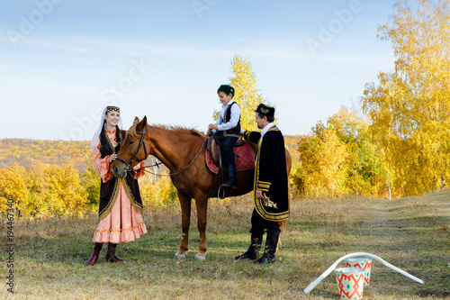 Татарские мужчина, женщина и мальчик на коне 1