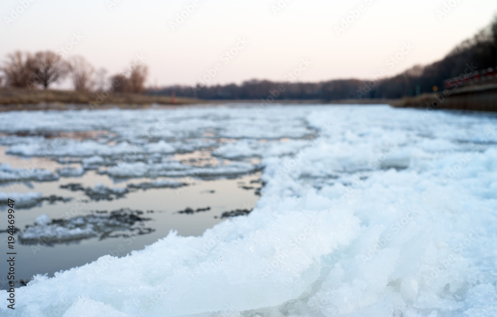 Winter / Eisschollen auf einem Fluss