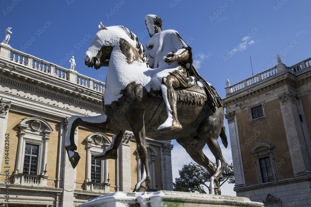 Marco Aurelio sul Campidoglio con la neve del 26 febbraio 2018 a Roma