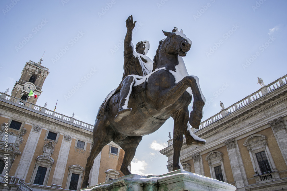 Obraz premium Marco Aurelio sul Campidoglio con la neve del 26 febbraio 2018 a Roma