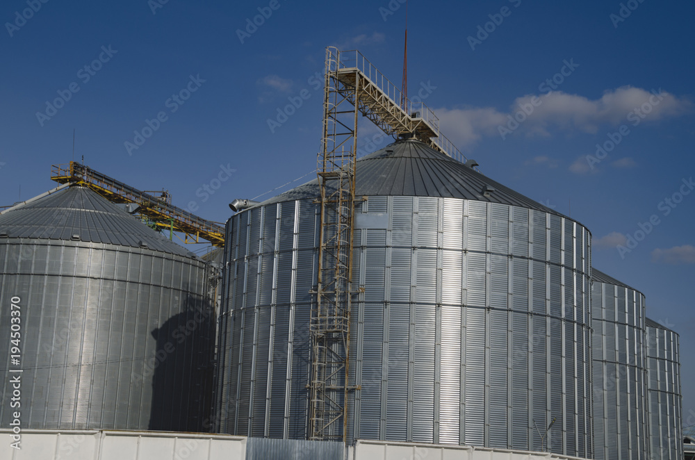 Silo for the storage and drying of grain Silo for the storage and drying of grain