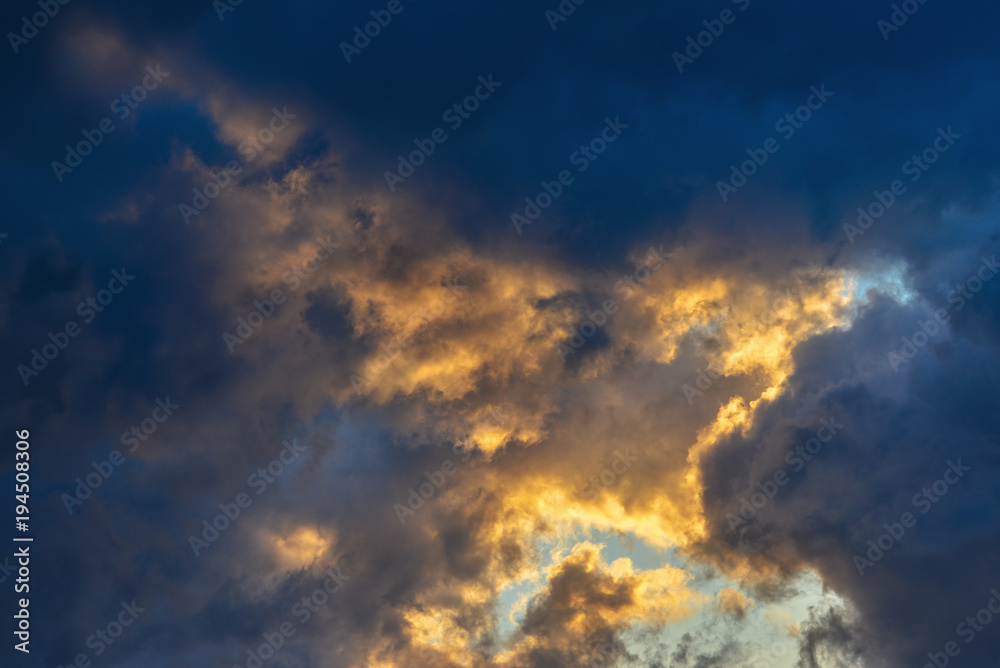Hintergrund mit Wolke bei Dämmerung dramatisch mit Sonnenlicht