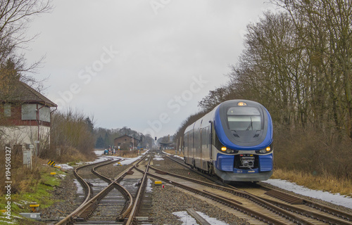 Szynobus wyjeżdża z miasteczka photo