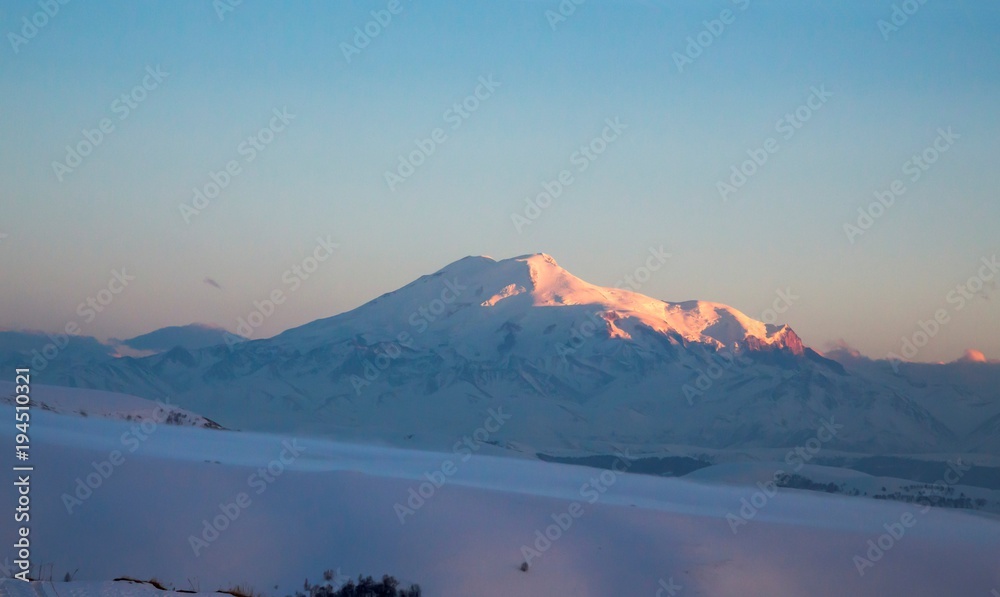 Эльбрус. Вечер в горах, красивая горная панорама, пейзаж, природа Северного Кавказа