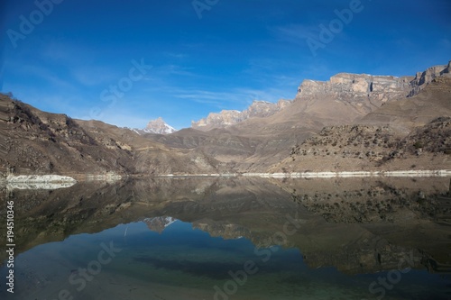 Горный пейзаж, живописное озеро в горном ущелье, красивый вид на высокие скалы, природа Северного Кавказа