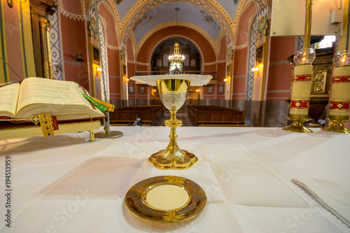 Ołtarz z kielichem i patena z hostią w kościele
