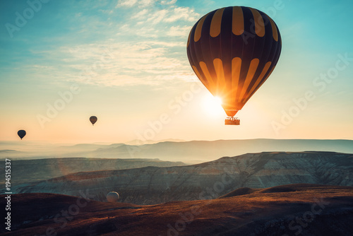 Fototapet Hot air balloons flying over the valley at Cappadocia.