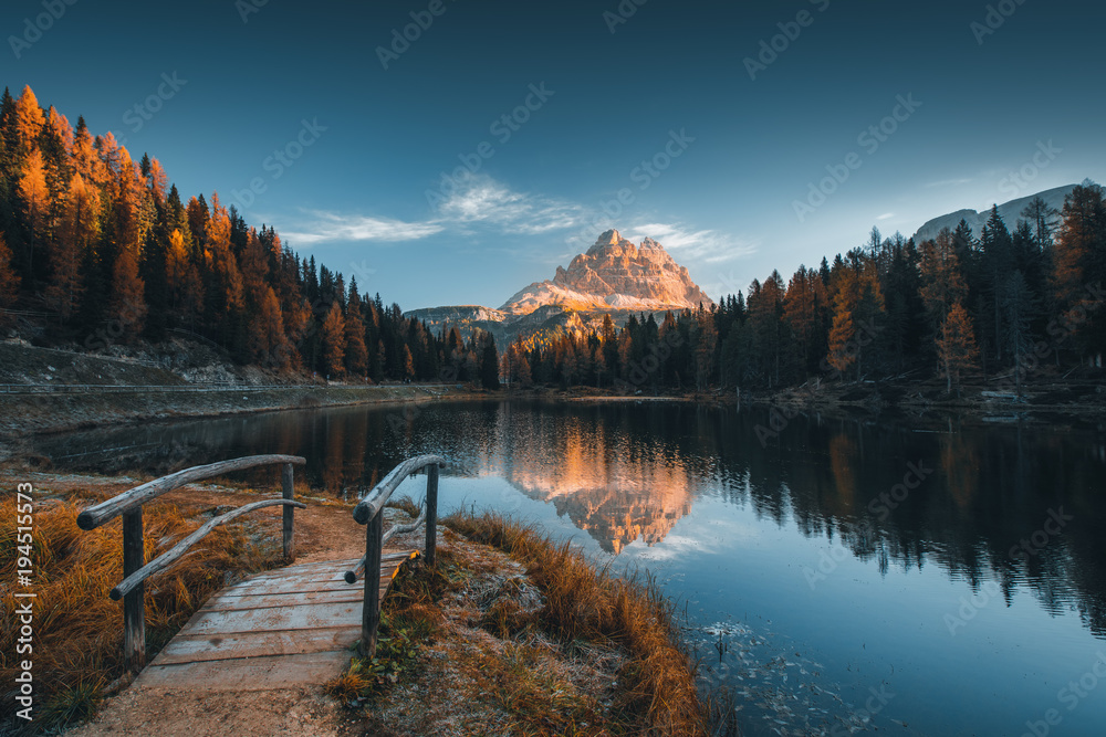 Fototapeta premium Poranny widok na Lago Antorno, Dolomity, krajobraz górski jeziora ze szczytem Alp, Misurina, Cortina d'Ampezzo, Włochy