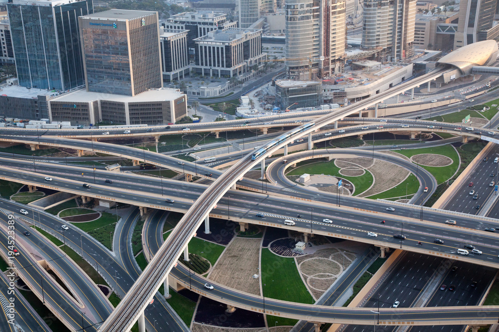 Fototapeta premium widok z lotu ptaka na ruchliwy ruch na skrzyżowaniu dróg szejka zayeda, Dubaj - futurystyczne miasto