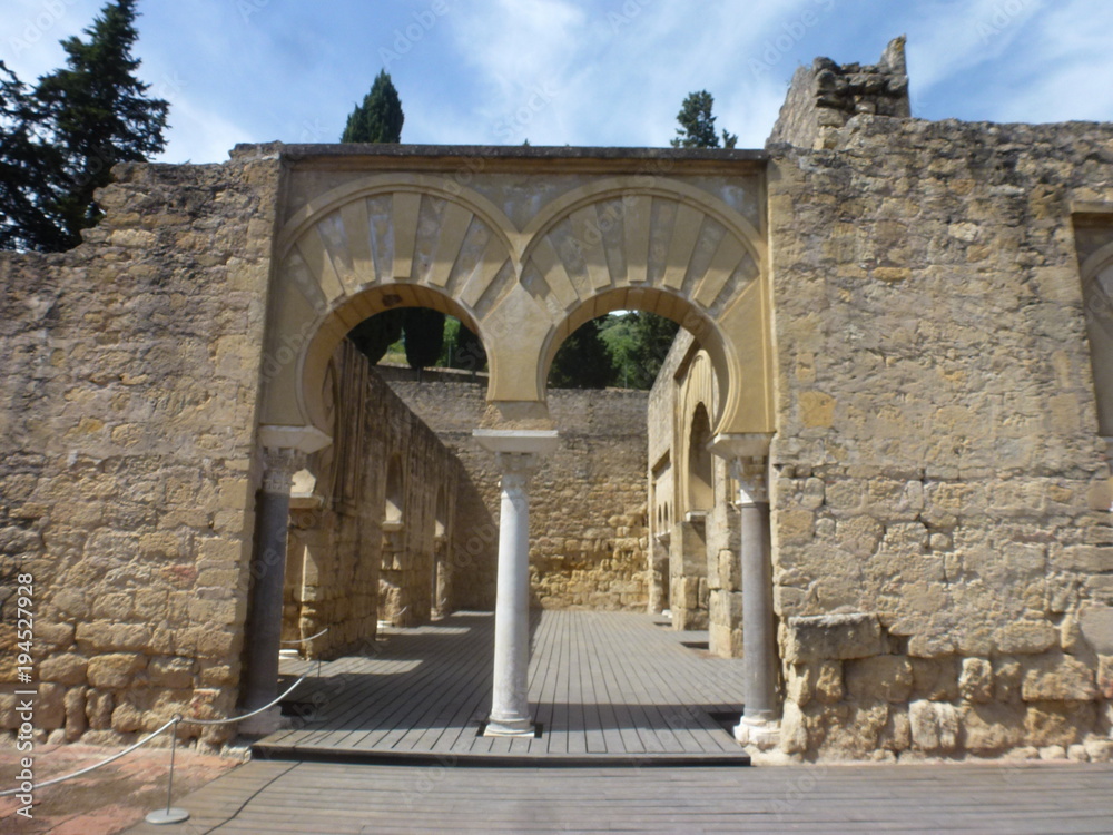 Medina Azahara, yacimiento arqueologico y ciudad palatina por Abderramán III  en las afueras de Córdoba, en Sierra Morena (Andalucia, España)