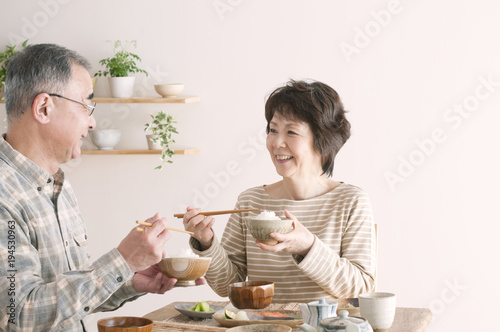 朝食を食べるシニア夫婦