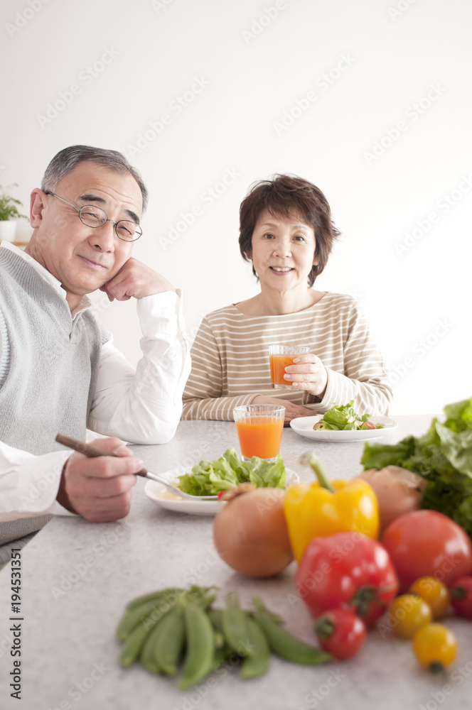 野菜中心の食事をするシニア夫婦 野菜中心の食事をするシニア夫婦
