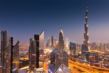 Crédence de cuisine Burj Khalifa Burj Khalifa et trafic au coucher  © Melinda Nagy