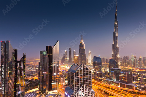 Fotografia DUBAI, UAE - FEBRUARY 2018: Dubai skyline at sunset with Burj Khalifa, the world