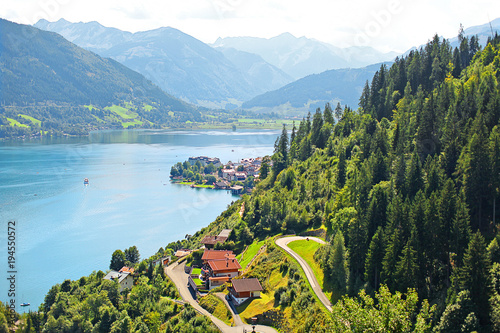 Foto beautiful landscape with blue water, shot from above,  Zell am See, Austria