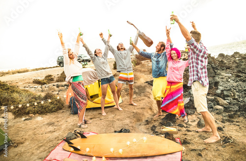 Canvas Print Hippie friends having fun together at beach camping music party - Friendship tra