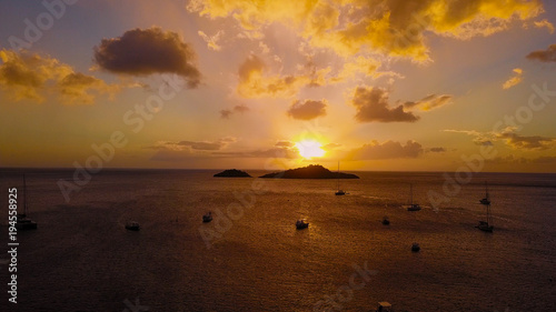 Fototapeta Naklejka Na Ścianę i Meble -  coucher de soleil dans les caraïbes