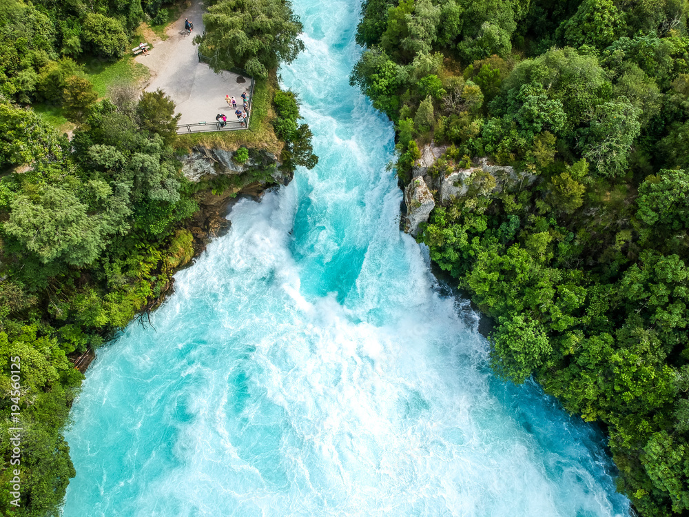 Fototapeta premium Wspaniały widok z lotu ptaka na wodospad Huka Falls w Wairakei w pobliżu jeziora Taupo w Nowej Zelandii. Wodospad jest częścią rzeki Waikato i jest główną atrakcją turystyczną.