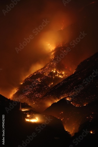 Fotografia Night photography of a fire apocalypse in a mountain forest