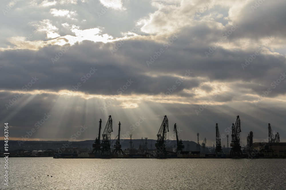 Obraz premium Sunray over Varna port