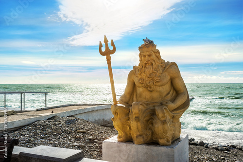 Желтая скульптура Нептуна на берегу Черного моря в Сочи Yellow sculpture of Neptune