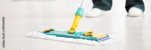 Fotografía Cleaner wiping floor with mop