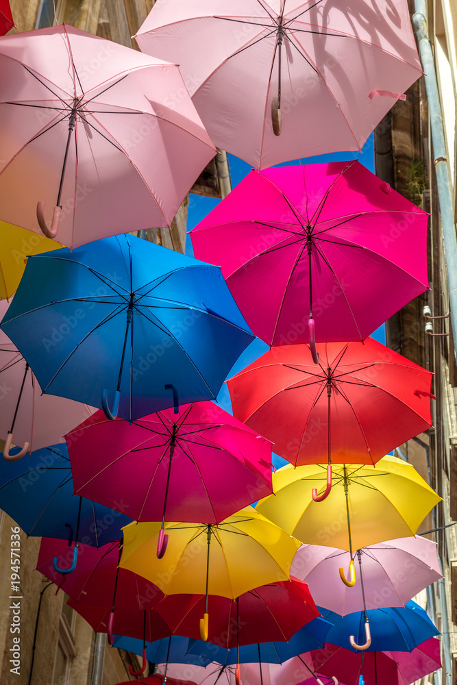 Die farbenfrohen Regenschirme von Avignon