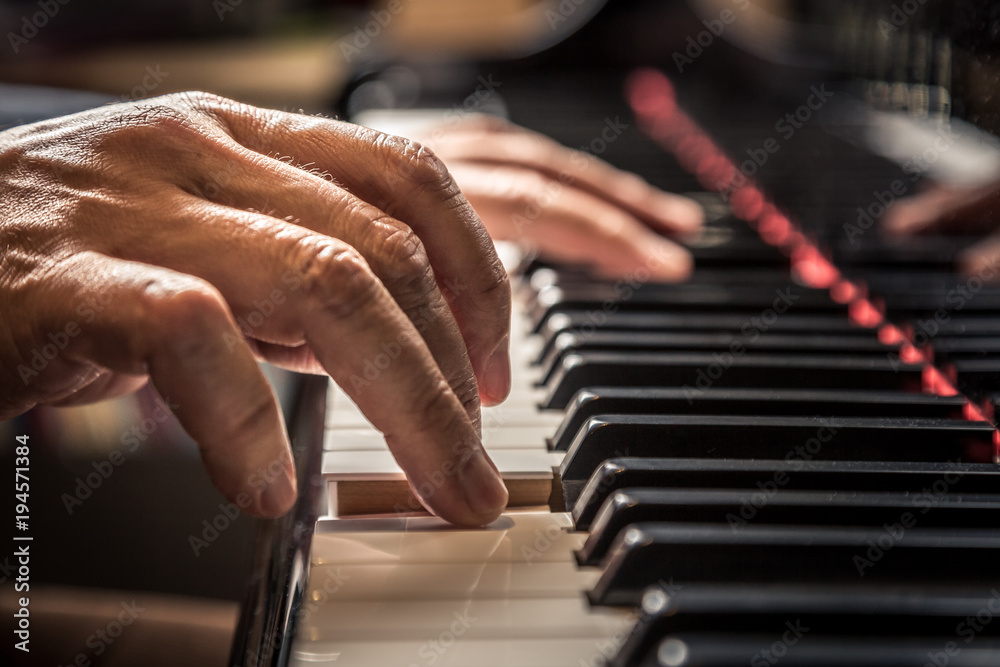 Nahaufnahme von spielenden Händen am Klavier