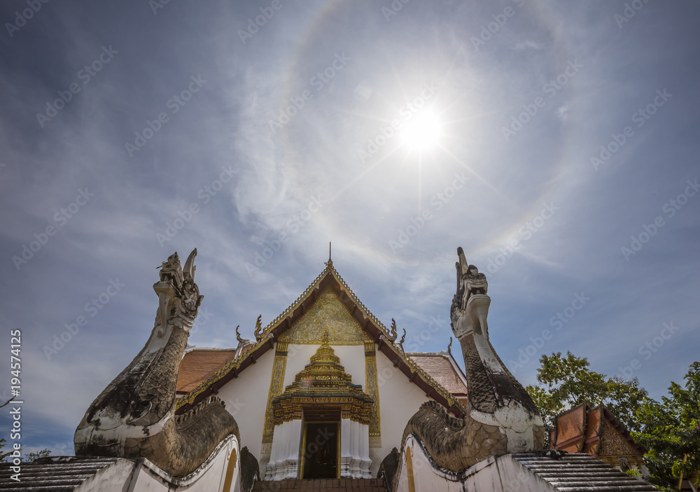 Obraz premium Thai Temple with sun halo