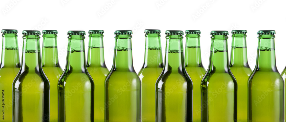 botellas de cerveza aisladas en fila horizontal Stock Photo | Adobe Stock