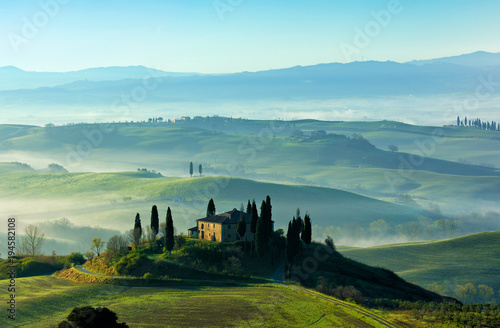 Morgenstimmung in der Toskana  Rollende H  gel mit Nebel  Morgenlicht  Val d   Orcia  Toskana  Italien