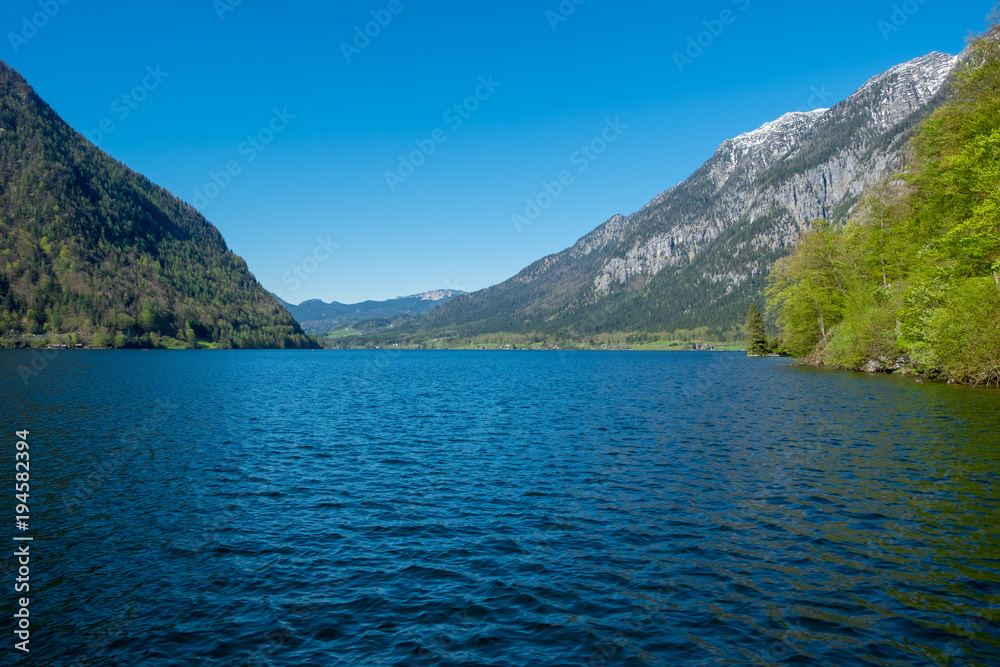 Obraz premium Beautiful summer Alpine Hallstatt Town and lake Hallstatter