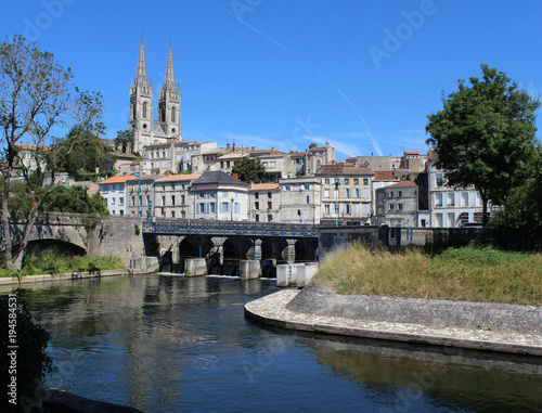 Canvastavla A view of the historic town of Niort and St Andre's church, on the Sevre Niortaise River, in the Deux-Sèvres department in western France