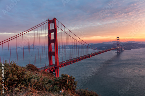 Fototapeta Naklejka Na Ścianę i Meble -  Famous Golden Gate Bridge at sunset,, San Francisco USA
