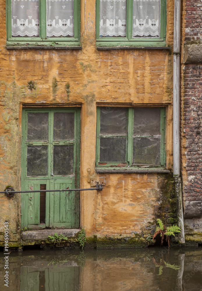 Obraz premium Old destroyed house near river in Gent
