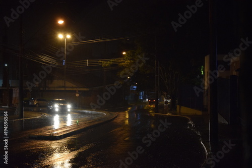 Rua em noite chuvosa © Luis Soquetti