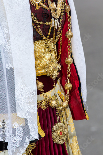 SELARGIUS, ITALIA - 2015 SETTEMBRE 13: Antico sposalizio selargino, dettaglio di un costume tradizionale sardo - Sardegna