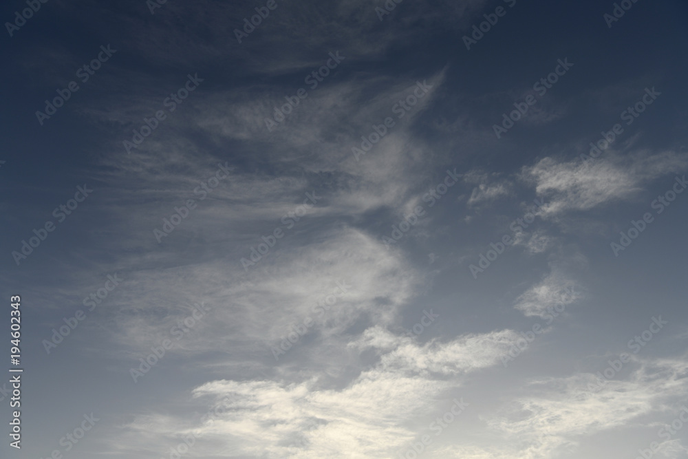 青空と雲「空想・雲のモンスターたち（中央に雌ライオンなどのイメージ）」雌ライオン、尖がった考え方、先の尖った、突出した、精神力などのイメージ