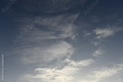 青空と雲「空想・雲のモンスターたち（中央に雌ライオンなどのイメージ）」雌ライオン、尖がった考え方、先の尖った、突出した、精神力などのイメージ