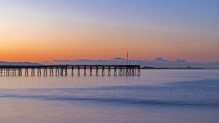 Fotobehang Pier Ventura haven pier bij zonsopkomst  © kgrif