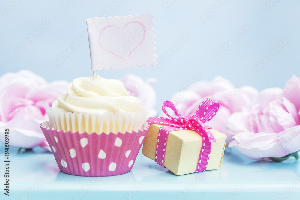 Cupcake with Gift Cupcake with Gift