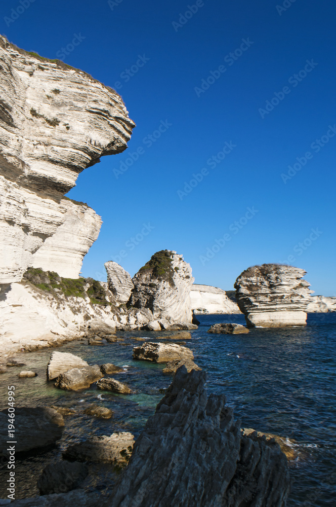Corsica, 05/09/2017: le bianche scogliere di Bonifacio nella riserva naturale del Parco internazionale delle Bocche di Bonifacio Corsica, 05/09/2017: le bianche scogliere di Bonifacio nella riserva naturale del Parco internazionale delle Bocche di Bonifacio